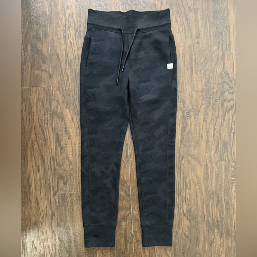 Vuori Women's High Waisted Daily Leggings Joggers Black Camo